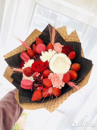 Букеты из цветов и клубники