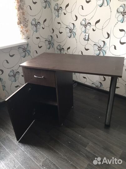 Маникюрный стол