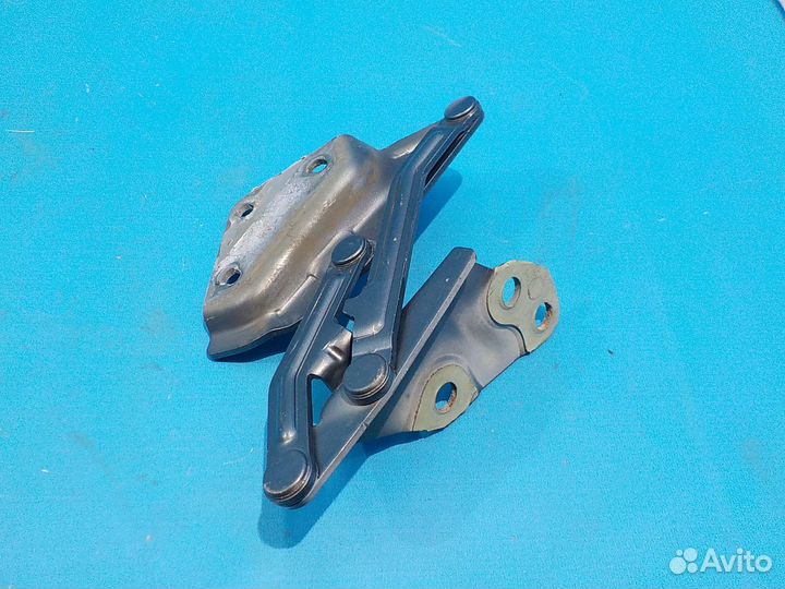 Петля капота левая volkswagen Touareg 2002-2010