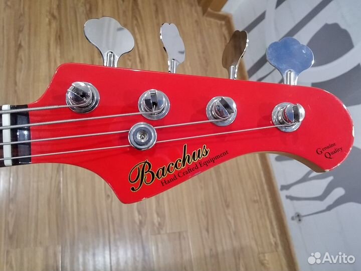 Басс гитара bacchus с кейсом