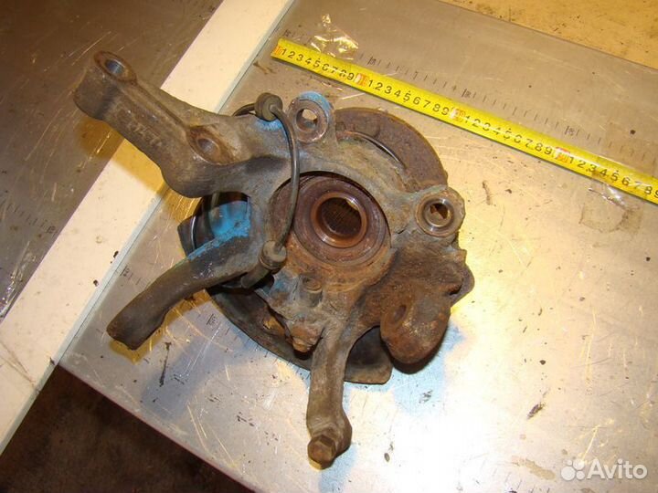 Передний поворотный кулак Nissan X-Trail t30 2004г