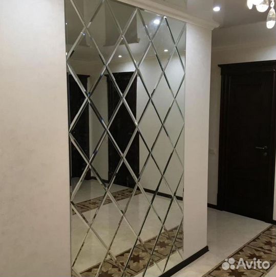 Зеркальное панно в коридоре