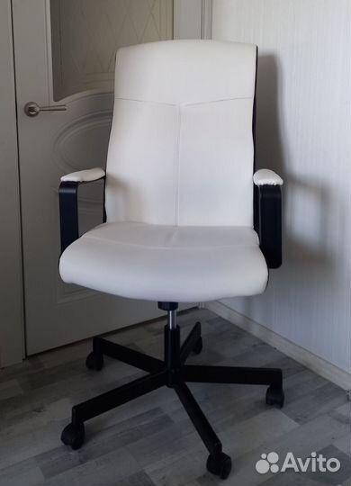 Кресло компьютерное Бюрократ белое