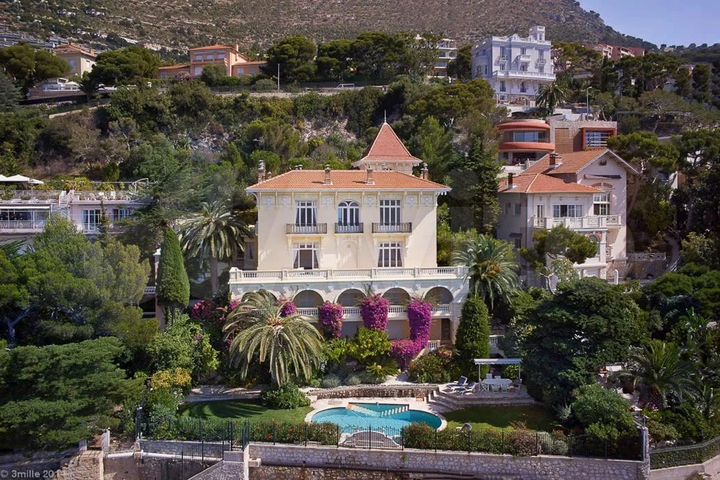 Коттедж 720 м² на участке 18 сот.