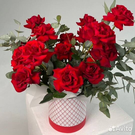 Букет в коробке с красными французскими розами раз