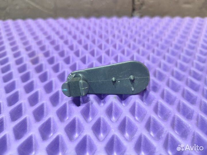 Крепление коврика Nissan Juke YF15 2011