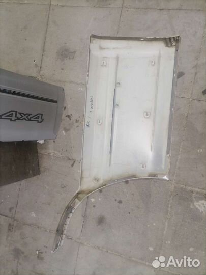 Накладка задней левой двери Ниссан Терано 2