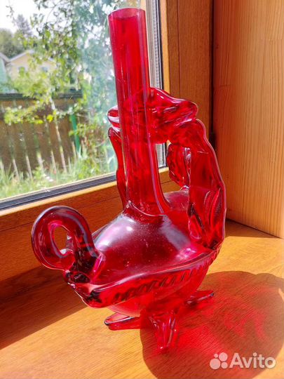 Бутылка конь красное стекло