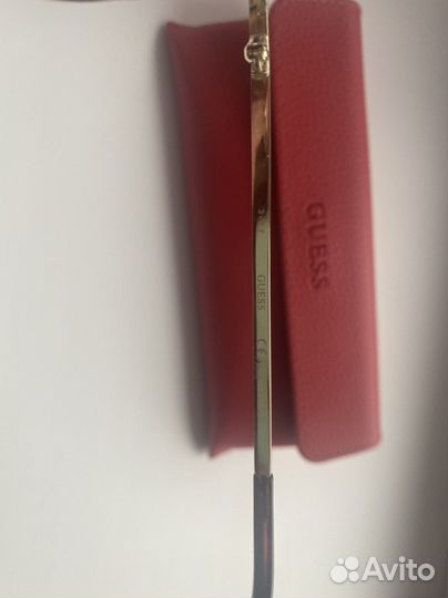 Солнцезащитные очки Guess