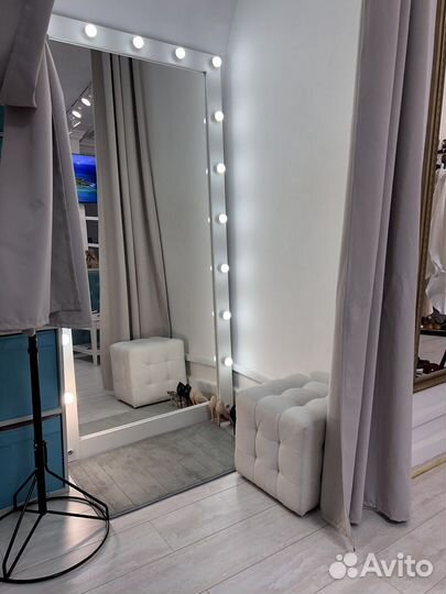 Аренда рейла, корнера, полки, витрин в шоуруме