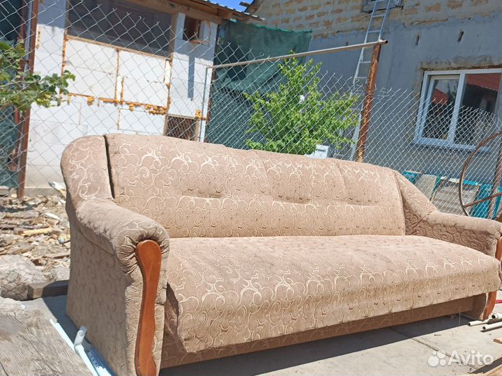 Диван деревянный