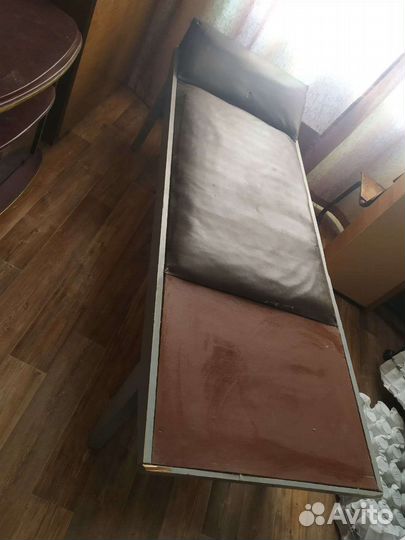 Лежак деревянный с кожзамом (н.ельцовка)