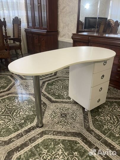 Маникюрный стол