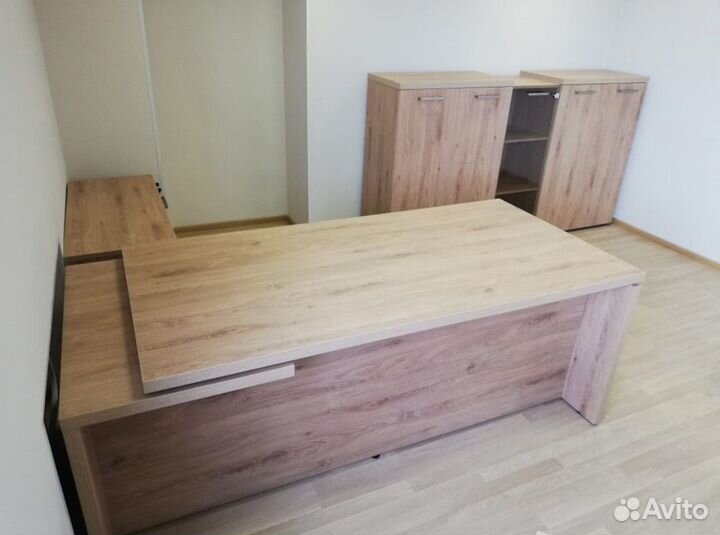 Стол руководителя с тумбой. В наличии