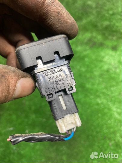 Кнопка аварийной сигнализации Nissan Note E11