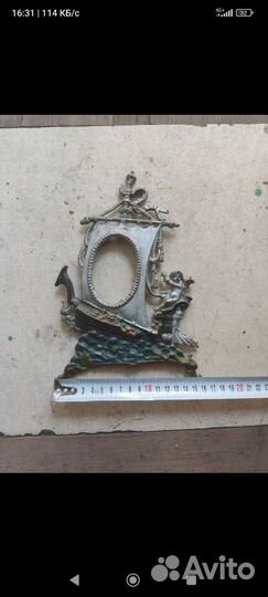 Рамка корабль в море с херувимом в роли капитана