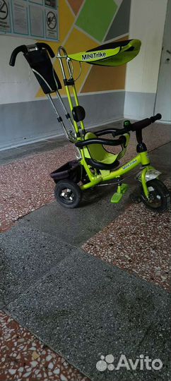 Трехколесный велосипед с ручкой