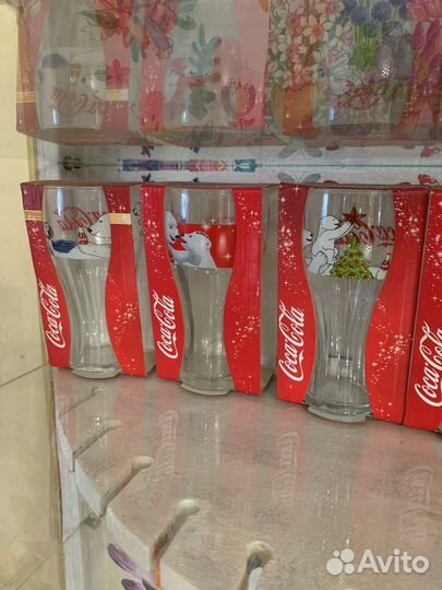 Стаканы и игрушки новогодние коко кола