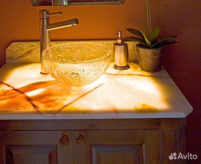 Стол с каменной столешницей. Декор на стену. Оникс