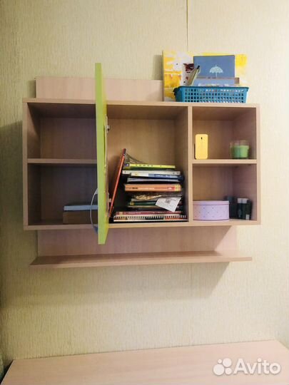 Письменный стол с навесной полкой