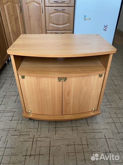 Тумбочка Тумба под телевизор на колесиках