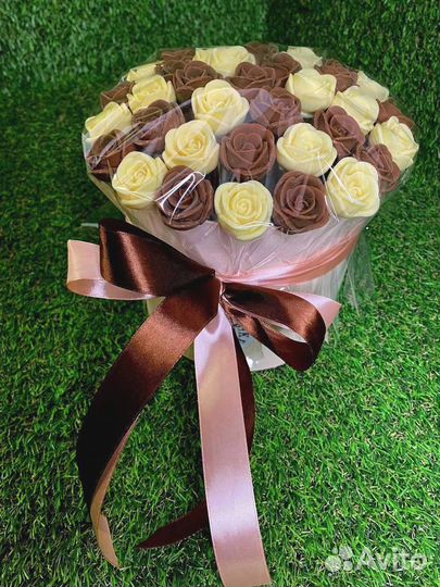 Розы из Белого и Молочного Шоколада - 37 шт
