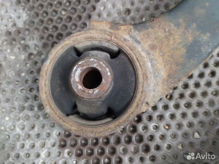 Рычаг передний