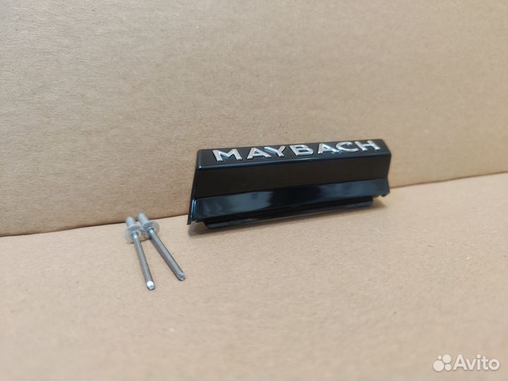 Шильдик Maybach в решетку радиатора Mercedes