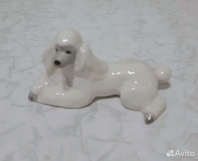 Фарфоровая статуэтка собаки 