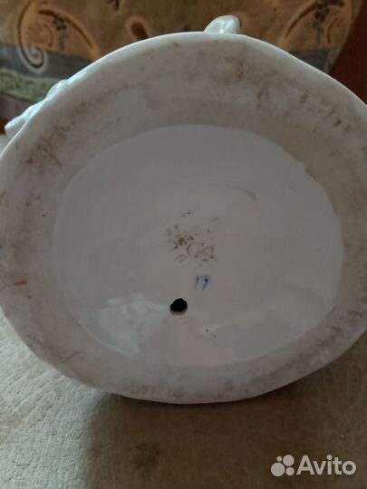 Статуэтка девочка кормит кур