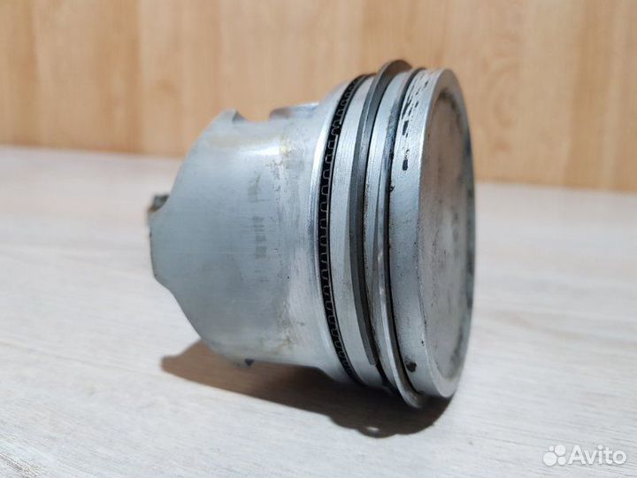 Поршень с шатуном Mitsubishi L300 P0 4G63 1997