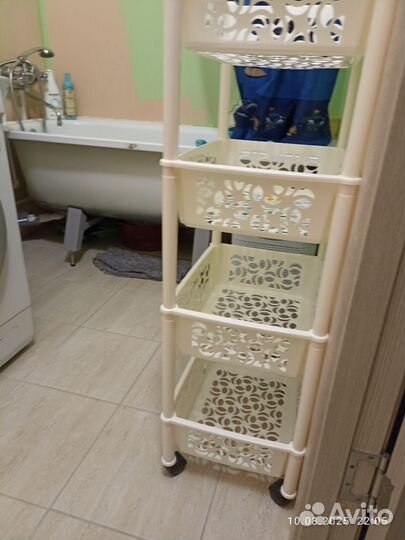Этажерка на колесиках