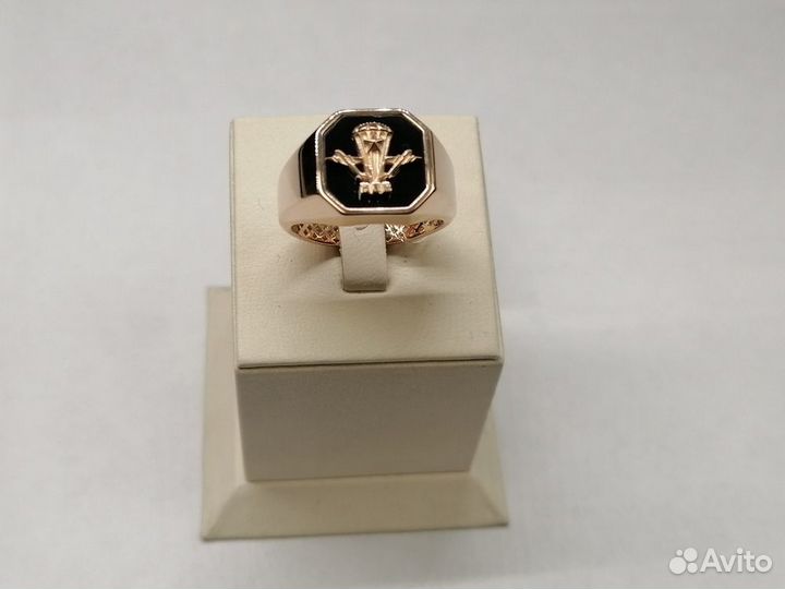 Золотая печатка с камнем