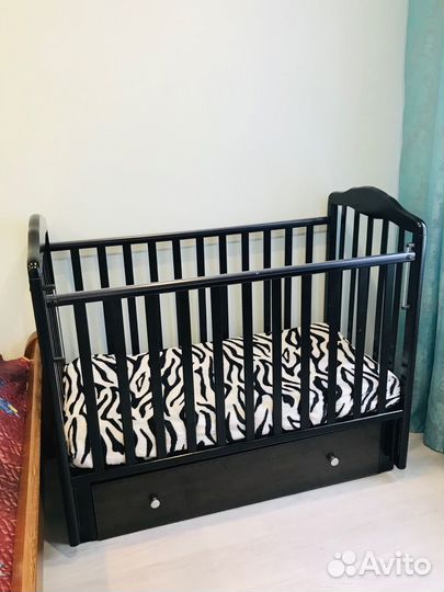 Детская кроватка с двумя маятниками