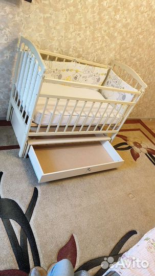 Детская кроватка с поперечным маятником