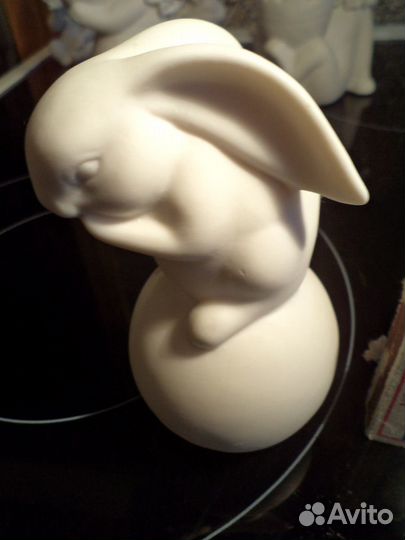 Пасхальный кролик на шаре