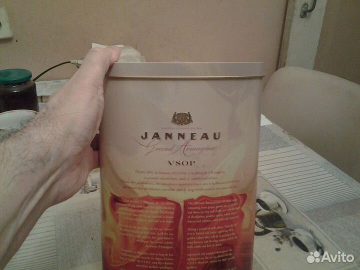 Металлическая упаковка от известного напитка