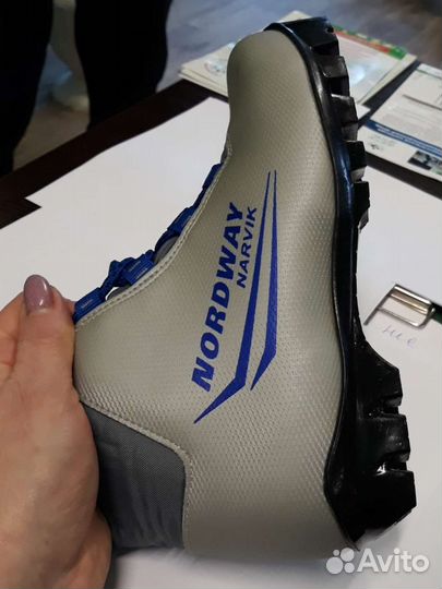 Хокейные коньки 42 р и лыжные ботики 36 р