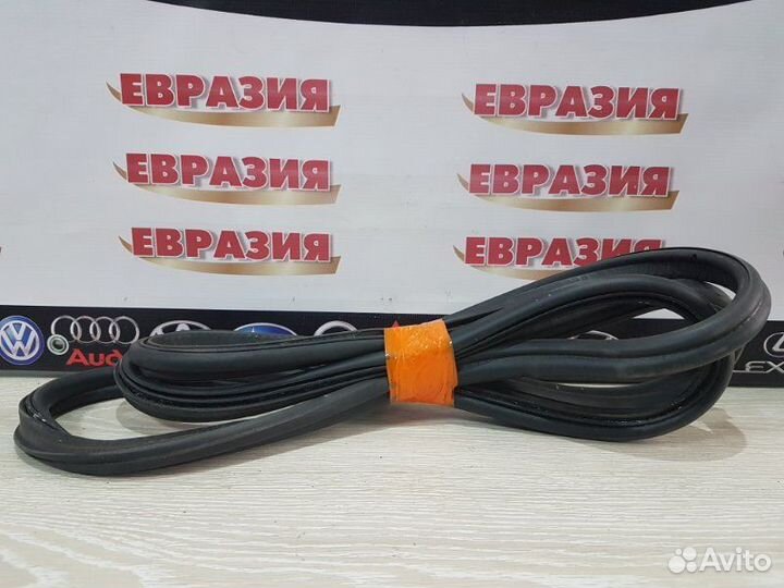 Уплотнительная резинка крышки багажника Bmw