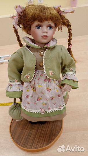 Кукла фарфоровая