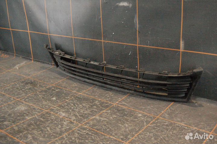 Toyota Corolla E180 -Решетка бампера переднего