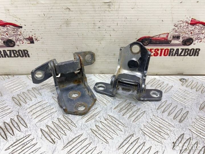 Петля двери передняя левая Mazda 3 BK 2005