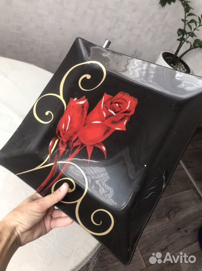 Блюдо с тарелками