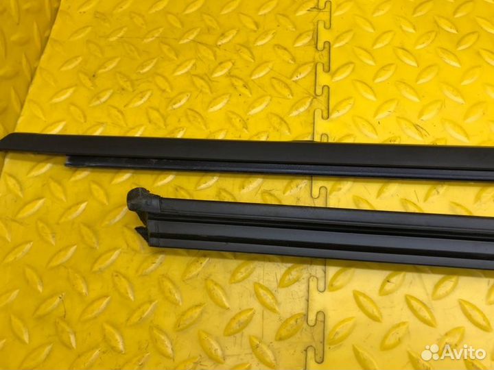 Бархотка / уплотнитель стекла двери передняя левая