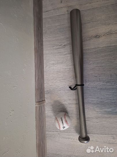 Бейсбольная бита деревянная с бейсбольным мячом