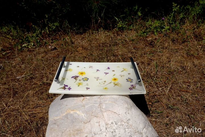 Поднос из эпоксидной смолы с сухоцветами