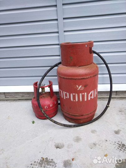 Два газовых баллона и шкаф