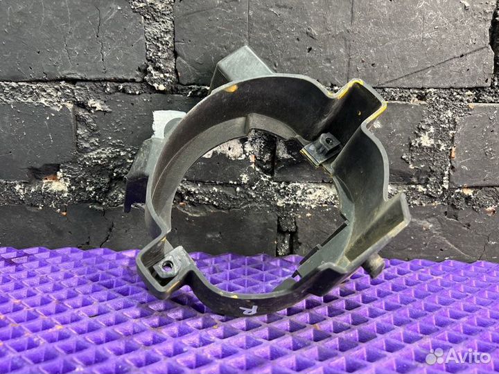 Кронштейн противотуманной фары правый Nissan