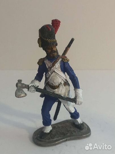 Настольная фигурка