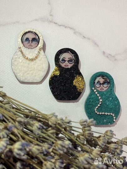 Брошь матрешка